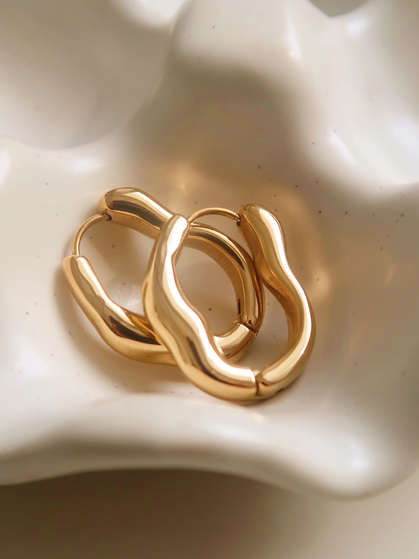 Oval Hoop Earrings 18K Gold