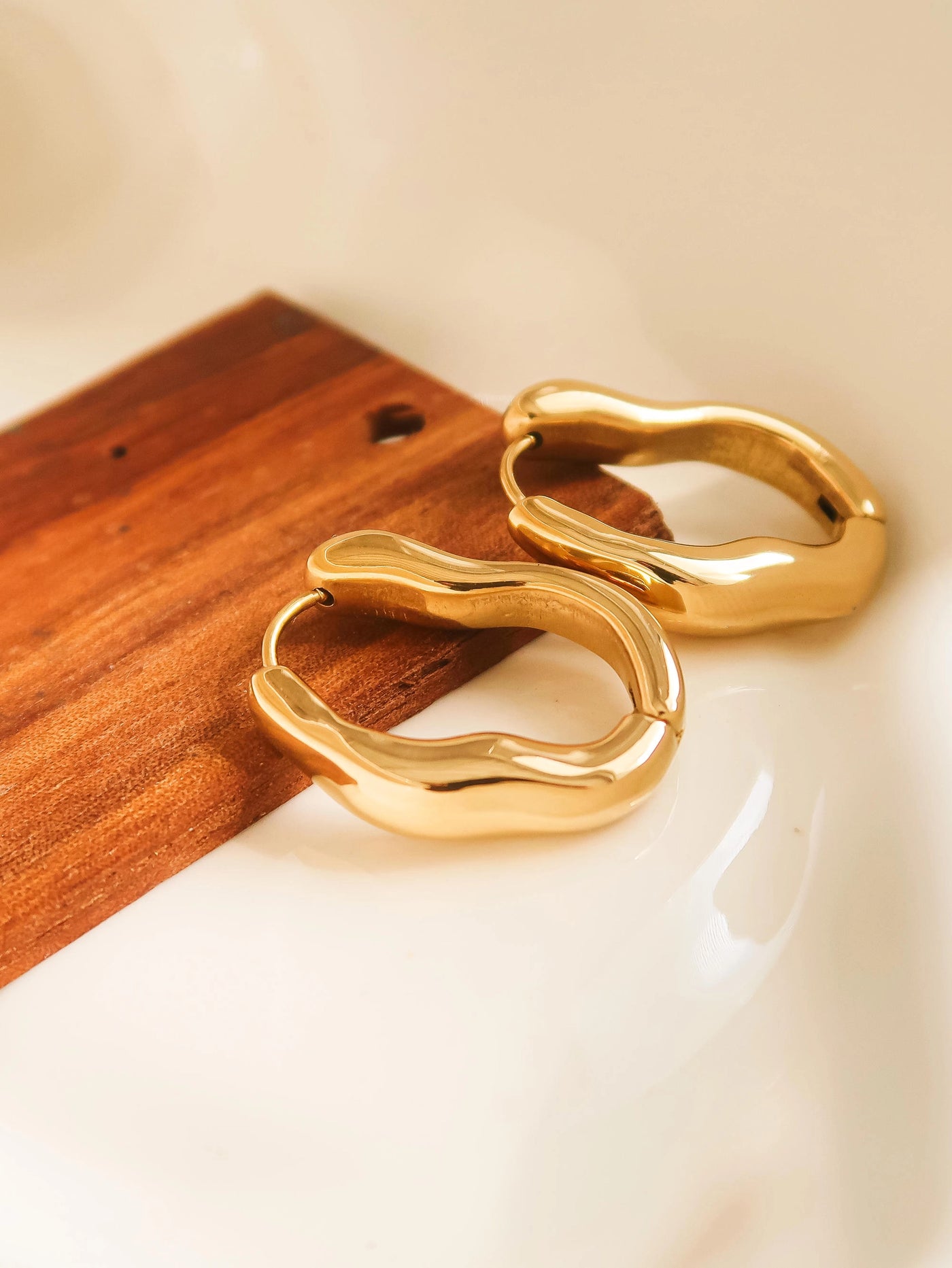 Oval Hoop Earrings 18K Gold